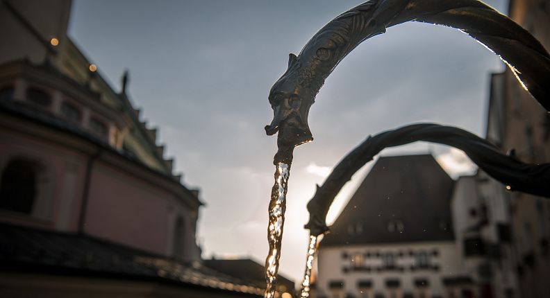 blick-durch-brunnen-auf-das-rathaus-am-oberen-stadtplatz-hall-in-tirol-hall-wattens