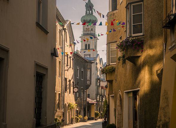 blick-rosengasse-auf-pfarrkirche-im-abendlicht-sommer-hall-in-tirol-hochformathall-wattens