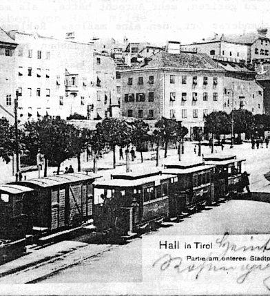 La piazza inferiore di Hall in Tirol con il tram a vapore 1895