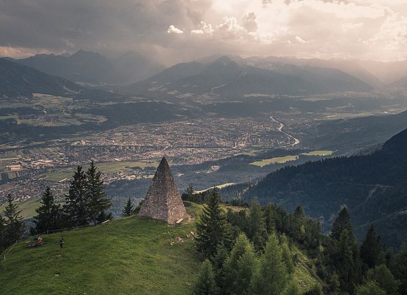 kaisersaeule-mit-blick-auf-das-inntal-kraftort-thaur-hall-wattens