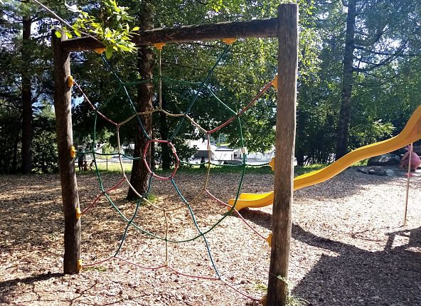 kletternetz-und-rutschenturm-waldspielplatz-thaur-1