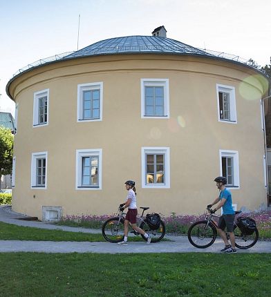 radfahrer-vor-dem-tourismusbuero-hall-tirol-werbung-3