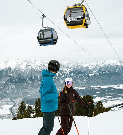 skifahrer-unter-gondel-glungezerbahn-hall-wattens