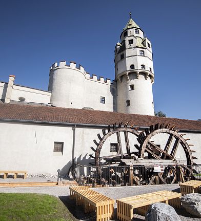 vorplatz-muenze-hall-hall-in-tirol-geschichte-hall-wattens