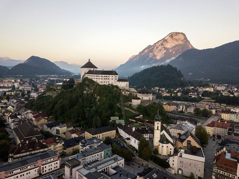 die-stadt-kuftsein-mit-der-festung-aus-der-vogelperspektive-tvb-kufsteinerland-1-1-1-1