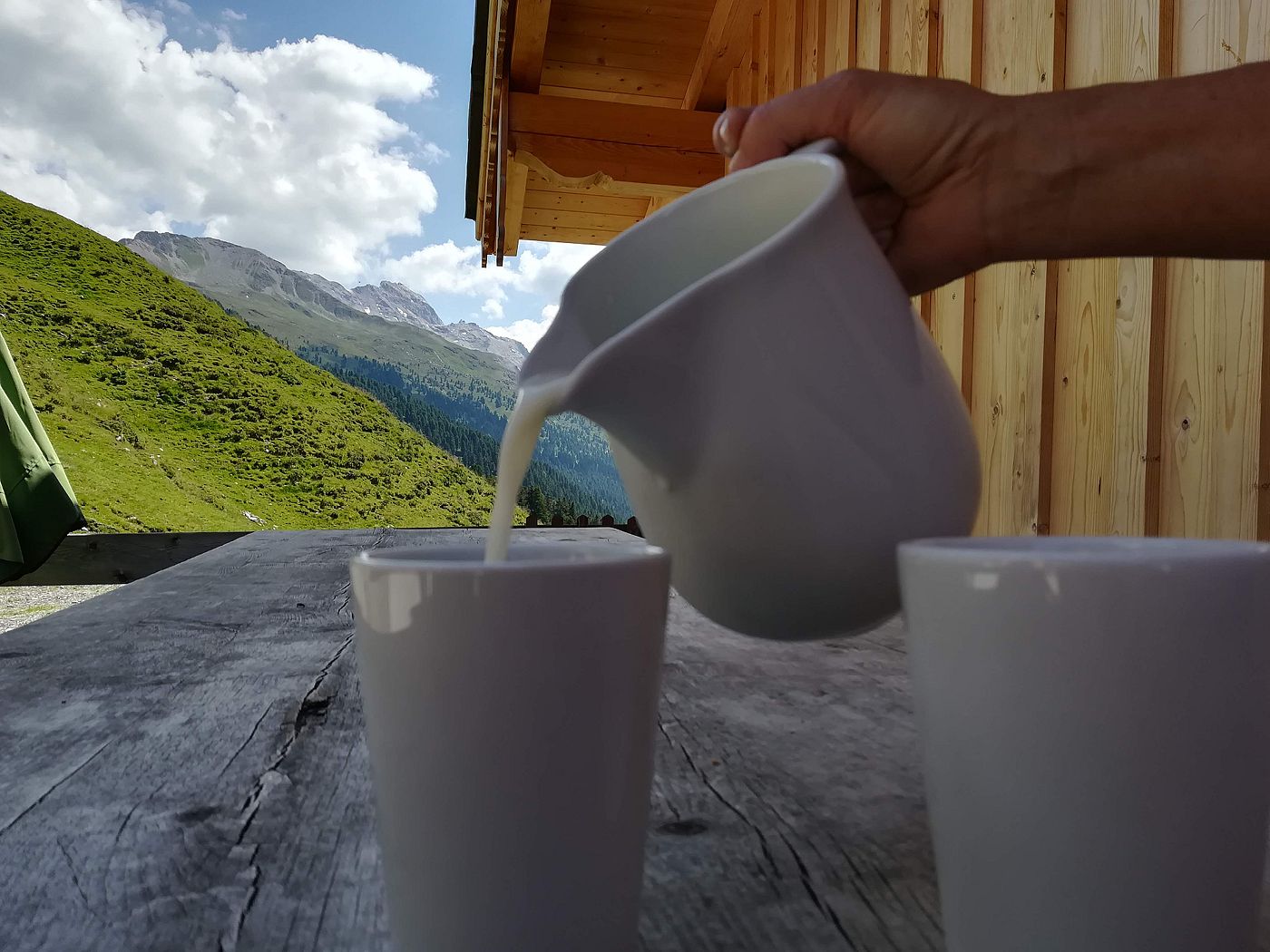 2_Cremige Buttermilch auf der Außermelanalm