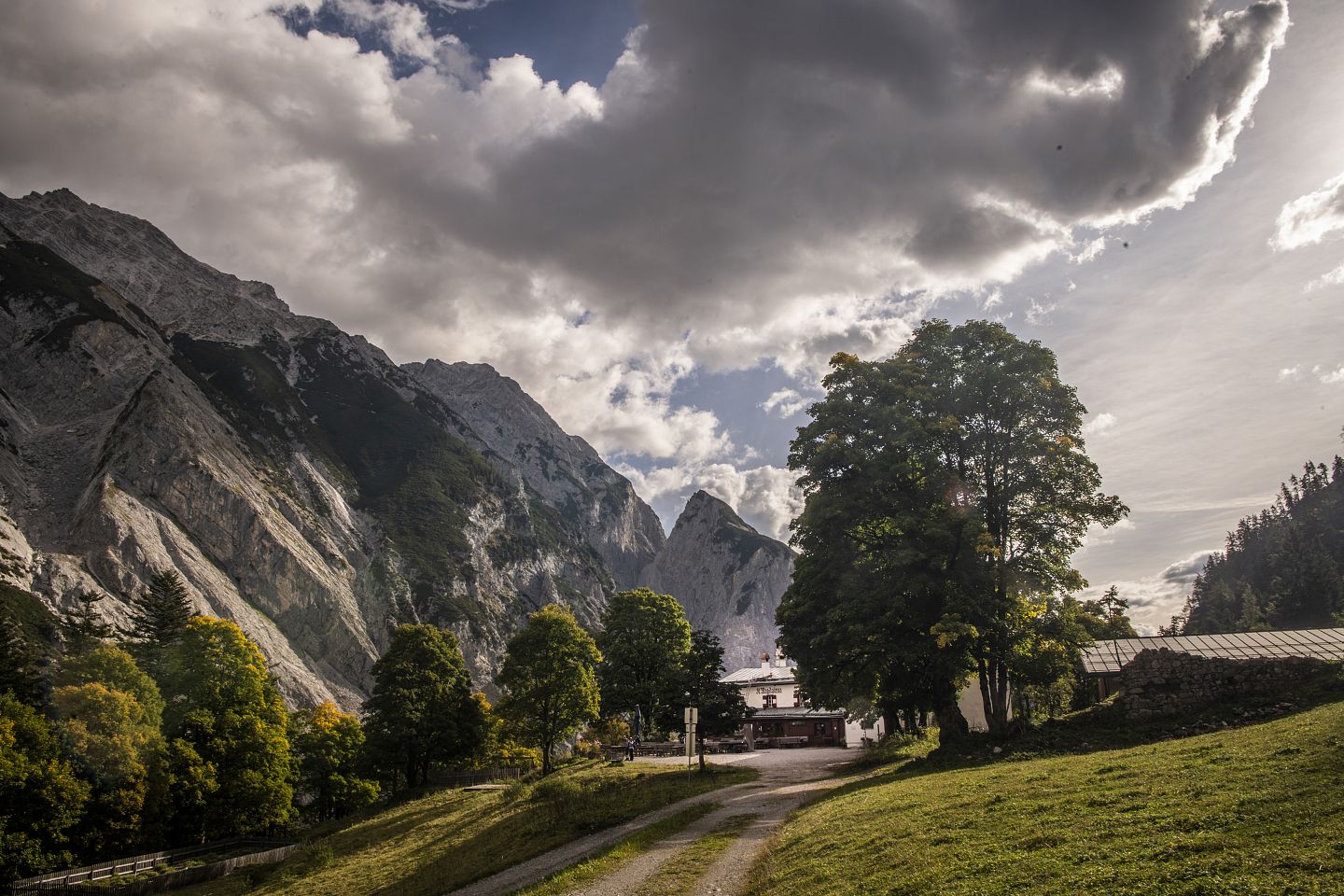 Ansicht St. Magdalena im Halltal mit Bergkulisse_Kraftort_Halltal ©Hall-Wattens.at