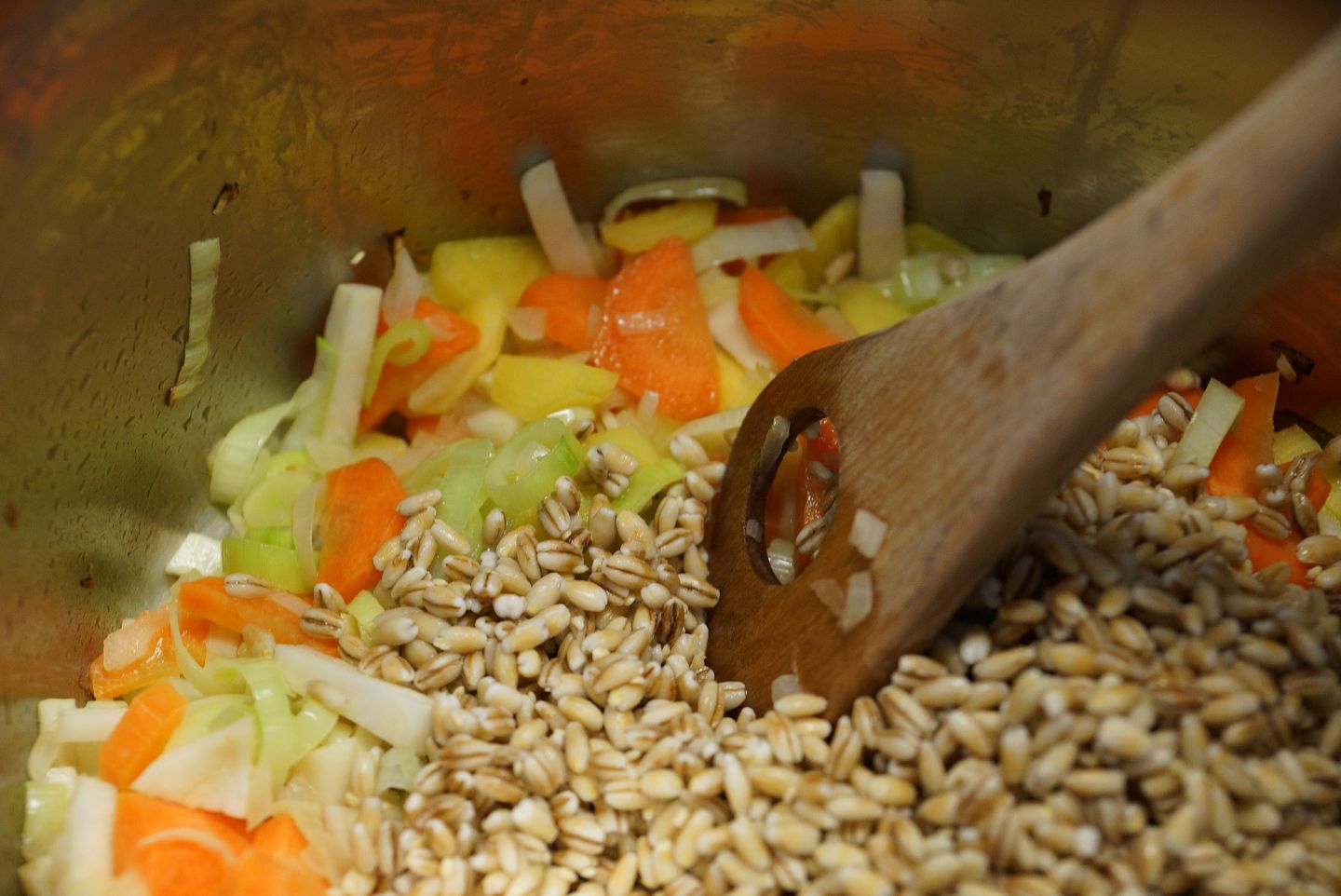 Gerstensuppe_Gemüse und Gerste im Topf