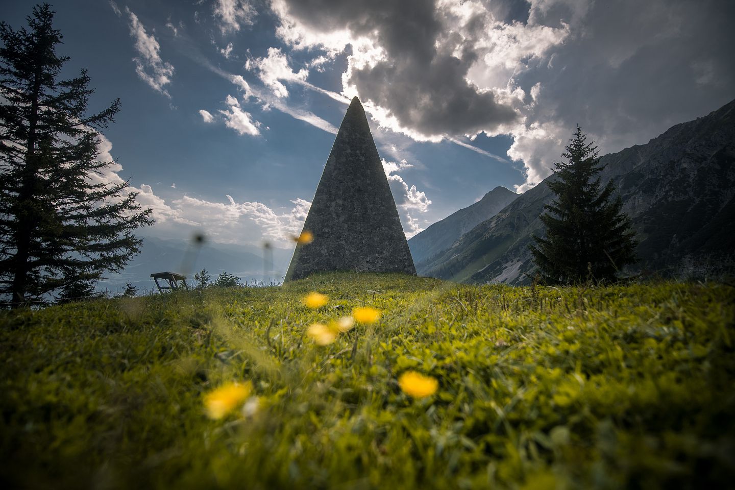 Kaisersäule mit Blumenwiese im Vordergrund_Kraftort_Thaur ©Hall-Wattens.at (11)