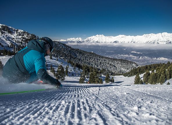 skifahren-mit-ausblick-ins-tal-hall-wattens